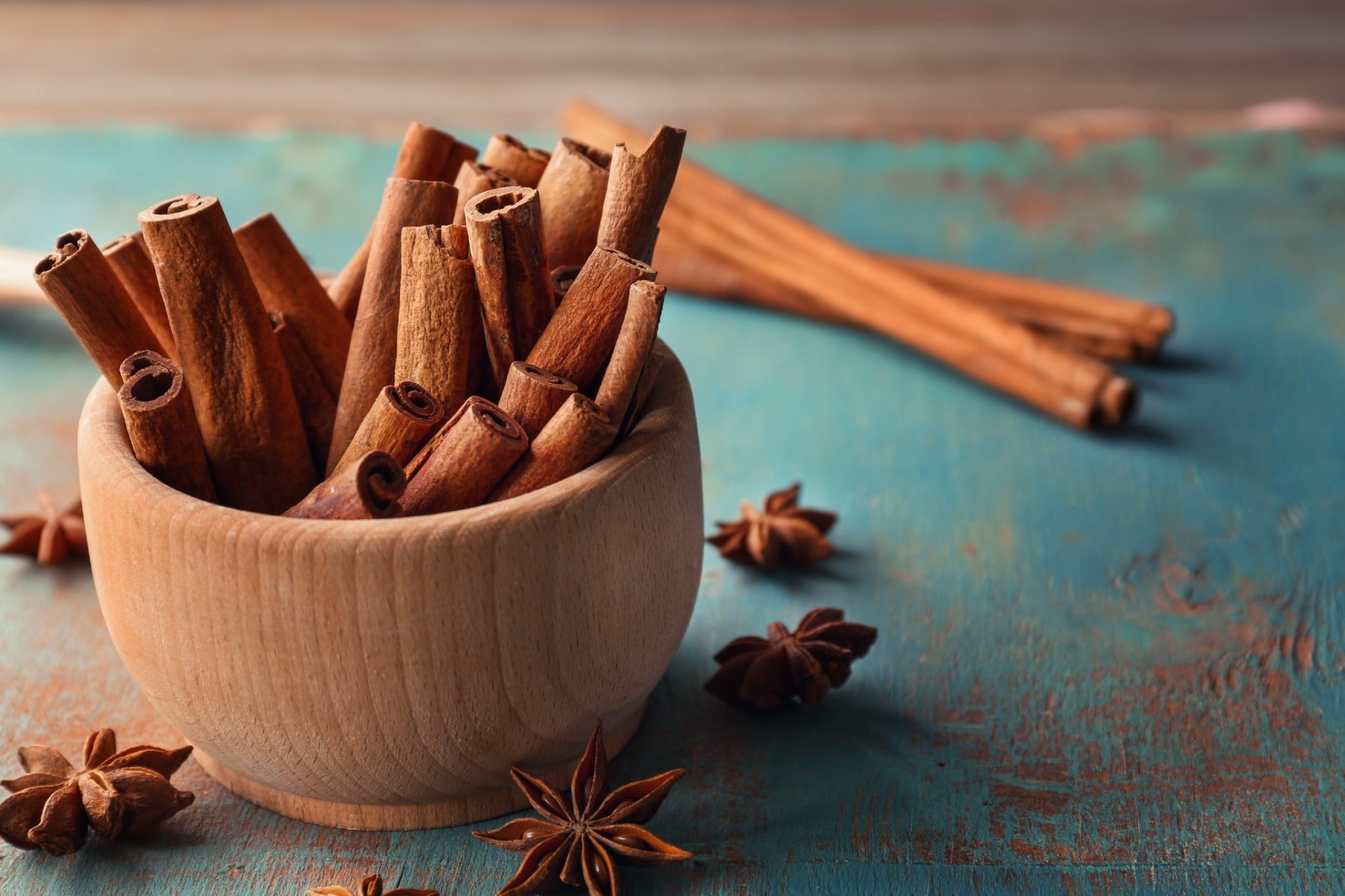Picture of a about two dozen cinnamon sticks sitting vertically in a small bowl