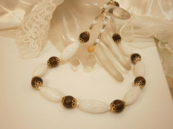 Pretty Vintage 1950's Wood White & Gold Tone Bead Necklace   134J
