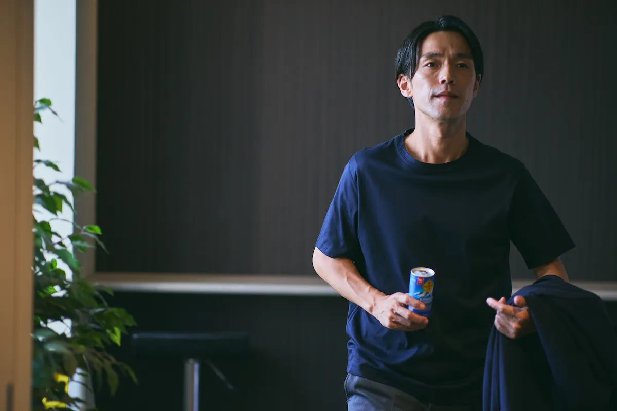 汗を気にしないTシャツ　ネイビー　休憩シーンモデル着用