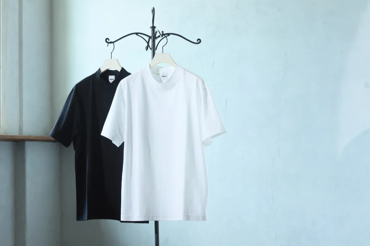 永く着られるクロスネックTシャツ ホワイト&ブラック ハンガー掛け