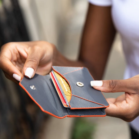 Una mujer abriendo una billetera.