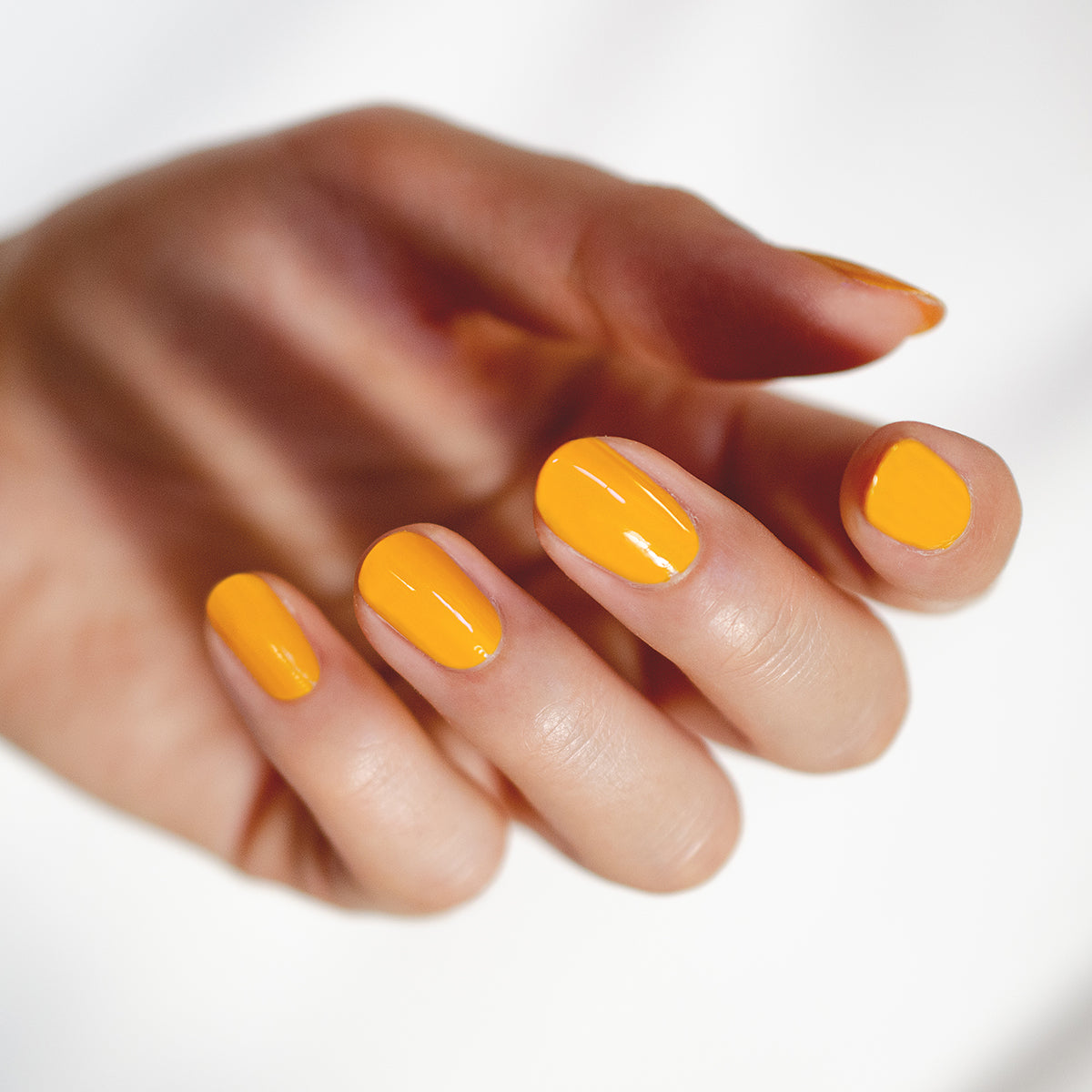 Round nail shape with yellow nail polish by sienna