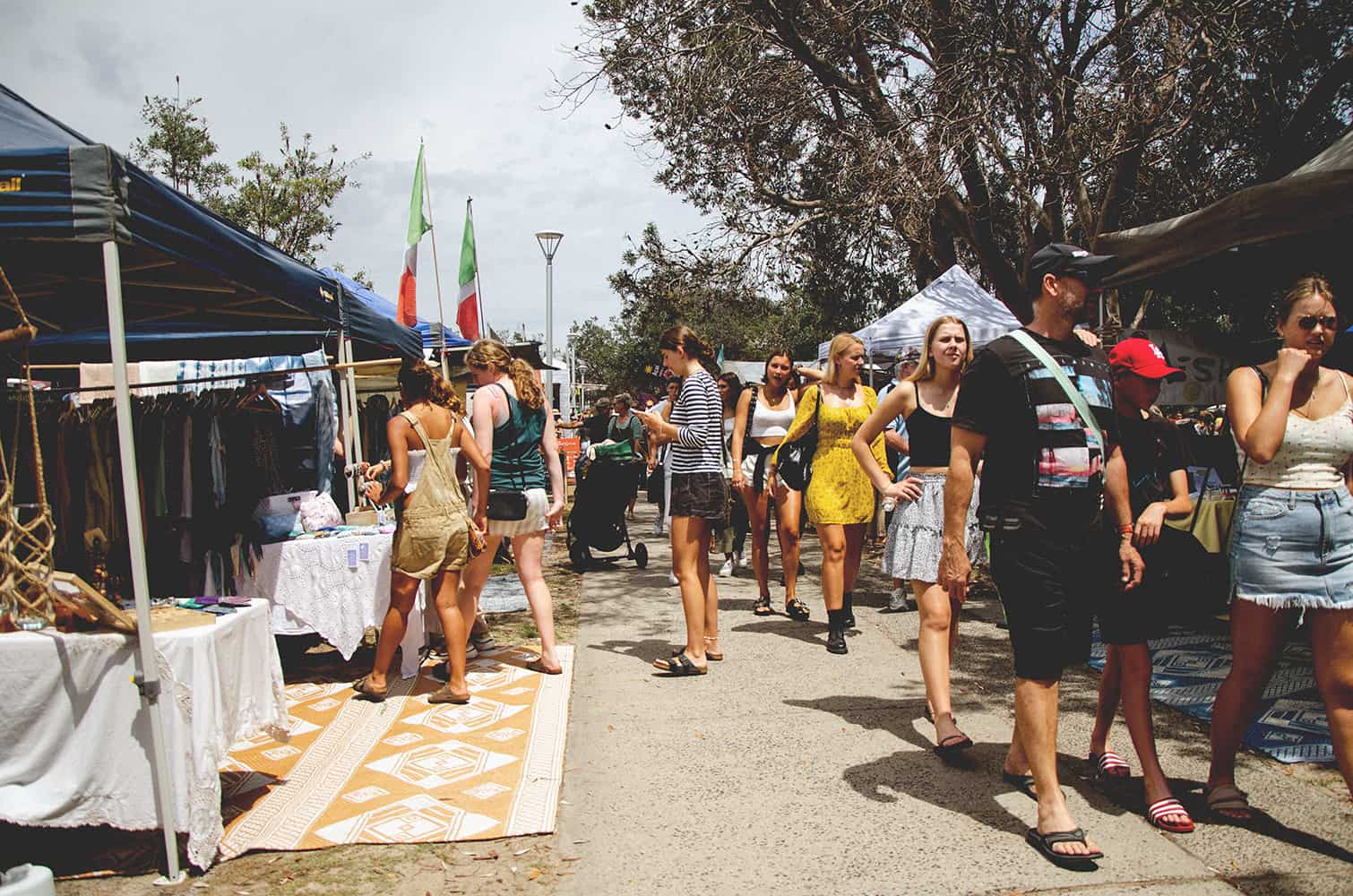 byron bay market stands