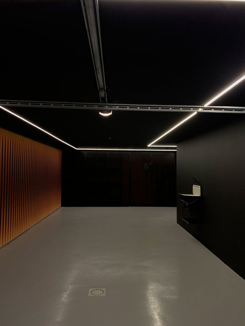 Transformation d'un garage domestique en une mancave premium - projet Black Désir by ONIRIC