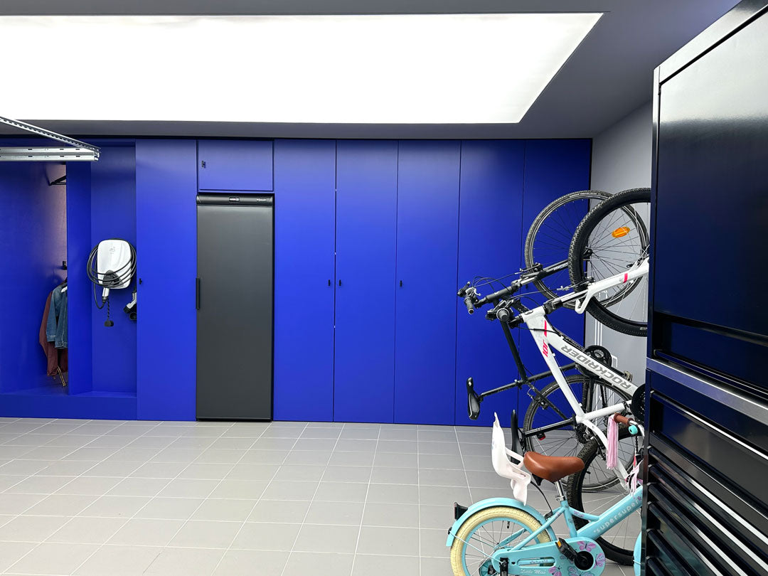 Garage domestique transformé par le décor, l'éclairage, les équipements. Une nouvelle pièce à vivre