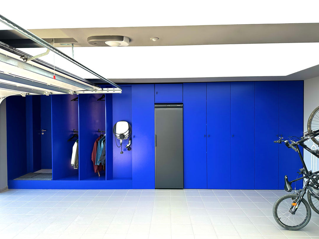 Linéaire vestiaire et rangement sur-mesure et personnalisé dans un garage étonnant