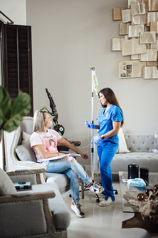 Nurse provide IV therapy to lady at home