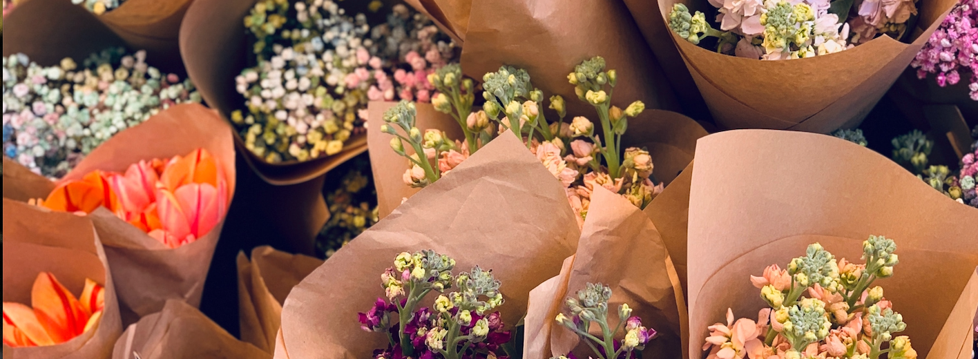 Speciale bloemwerken gemaakt met verse bloemen en unieke voorwerpen