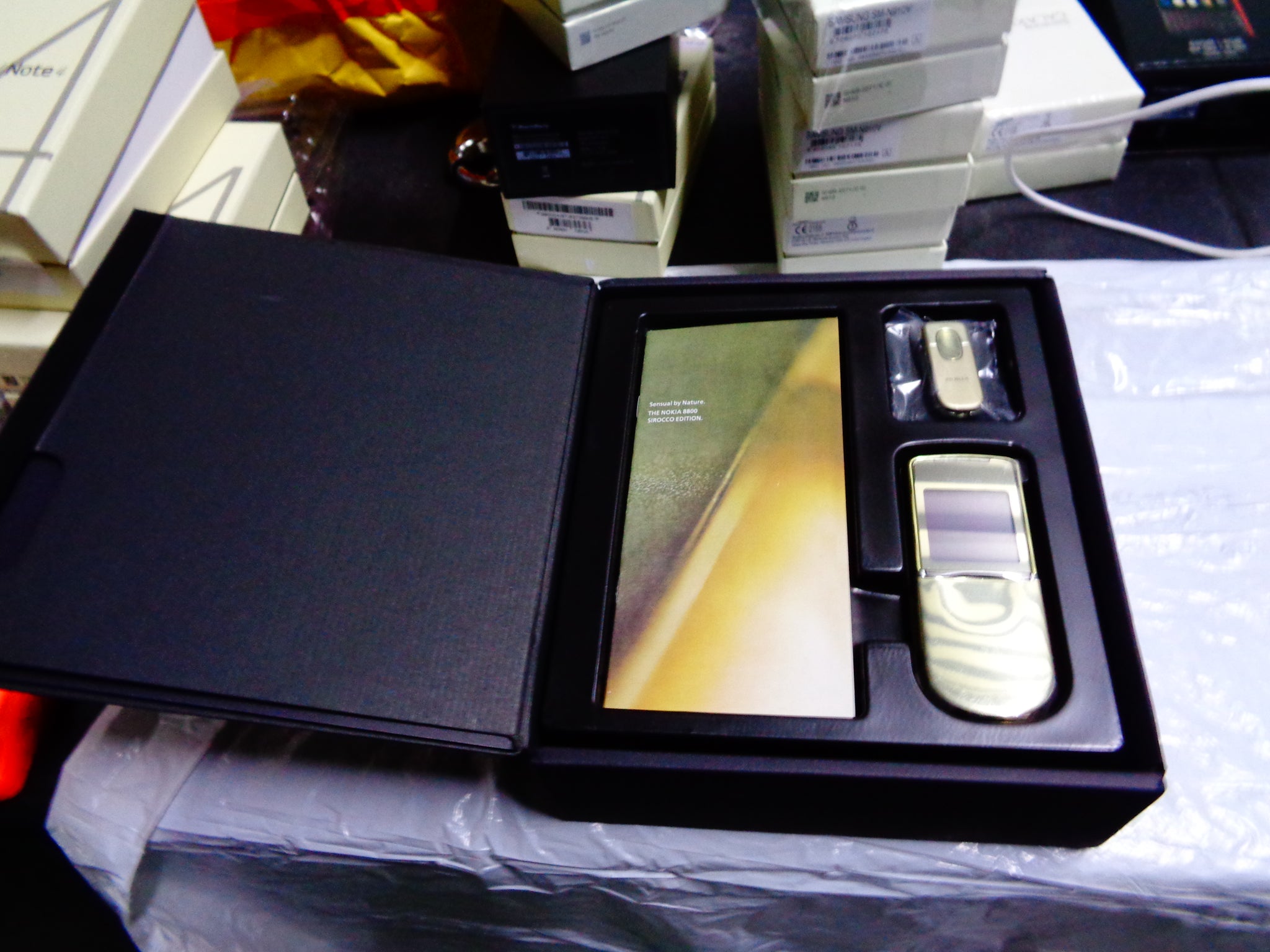 Nokia 8800 Sirocco Gold - đồ điện tử (electronic gadgets): Nokia 8800 Sirocco Gold là một trong những đồ điện tử đẳng cấp và thu hút nhất hiện nay. Với vỏ và chi tiết mạ vàng sang trọng, điện thoại này là biểu tượng của sự thượng lưu và đẳng cấp. Nếu bạn yêu thích những đồ điện tử độc đáo, Nokia 8800 Sirocco Gold đáng được sở hữu.