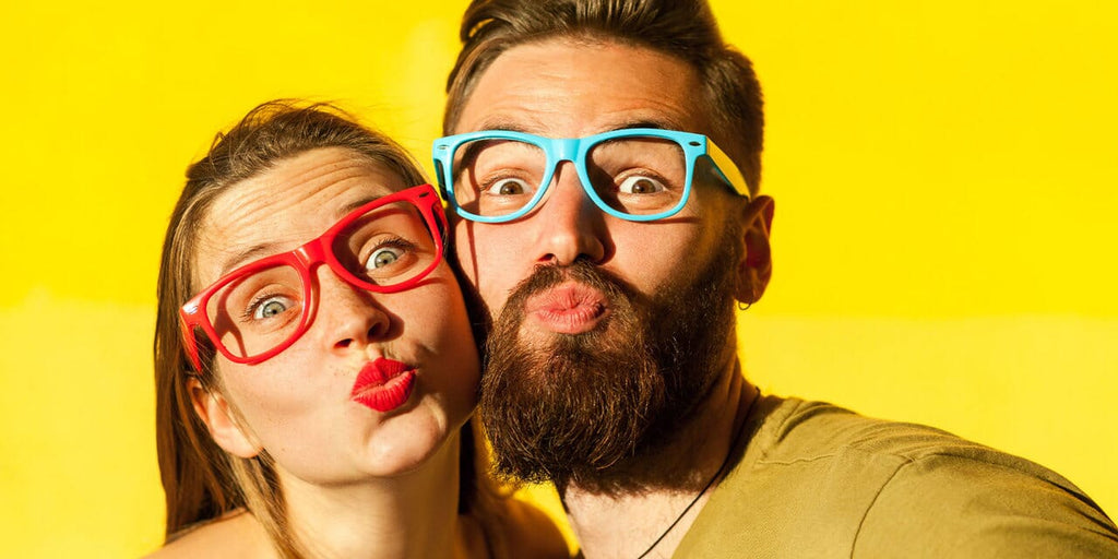Un homme et une femme qui portent des lunettes loupes