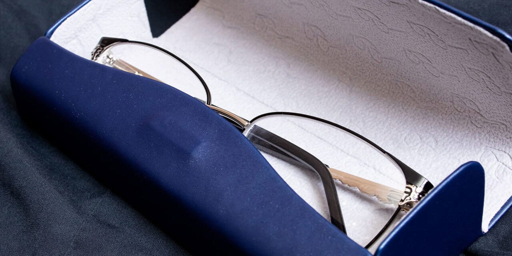 étui à lunettes bleu sous forme de boite à lunette bleu