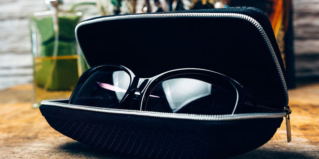 étui à lunettes noirs rigides adaptés à la protection des verres