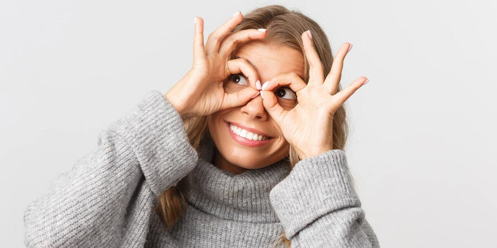 Femme fiere de porter des lunettes