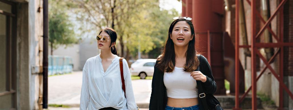 femme qui porte des lunettes de soleil sur la tête