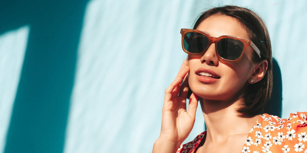 femmes avec des lunettes de soleil carrées