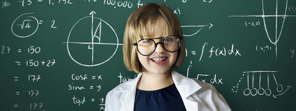 Enfant qui porte des lunettes en classe