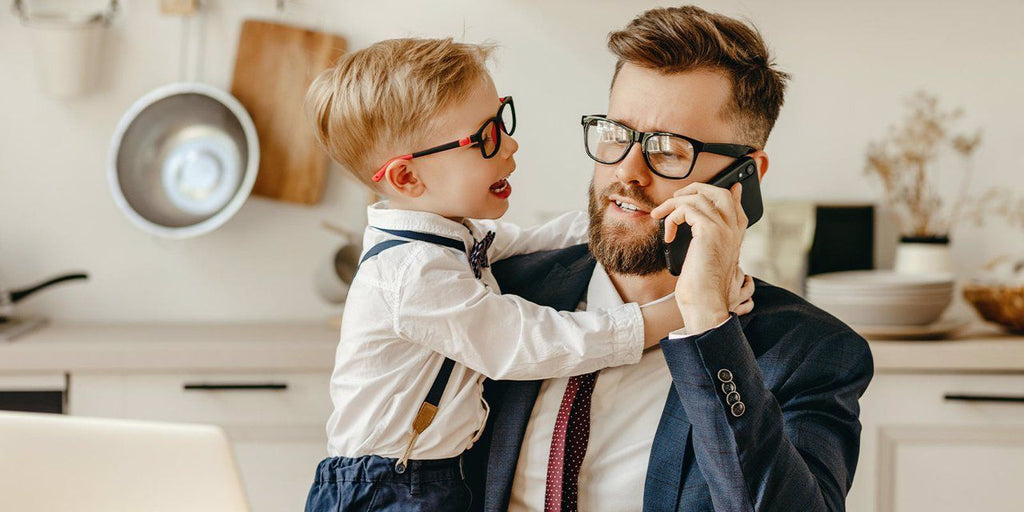 Un père et un enfant qui portent des lunettes