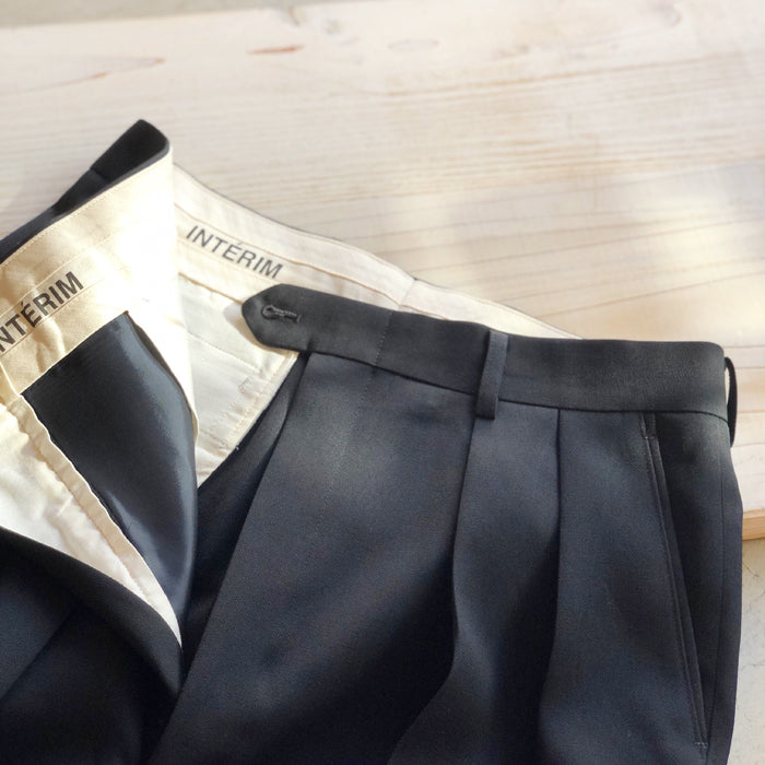 INTERIM/PURE BLACK WOOL GABERDINE 2-TUCK WIDE TAPERED SLACKS