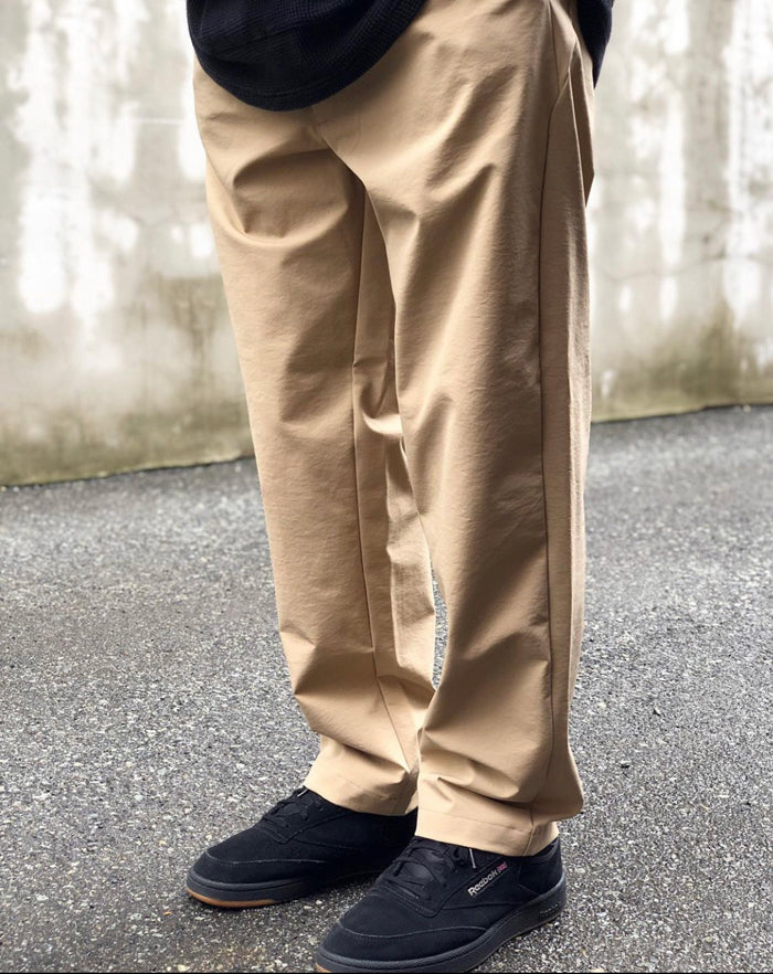 Goldwin/ONE TUCK TAPERED STRETCH PANTS (CLAY BEIGE)