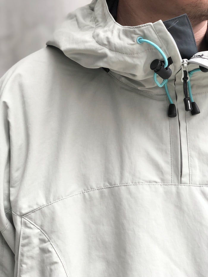 DESCENDANT/VERSANT NYLON ANORAK (GRAY)