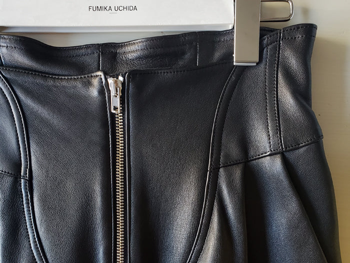 FUMIKA_UCHIDA/LEATHER ONE-TUCK PANTS(BLACK)