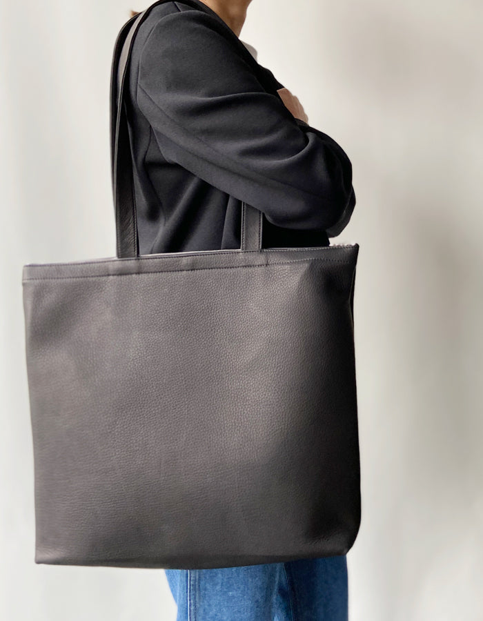 Aeta/DOUBLE FACED ZIPPER TOTE M (BLACK)