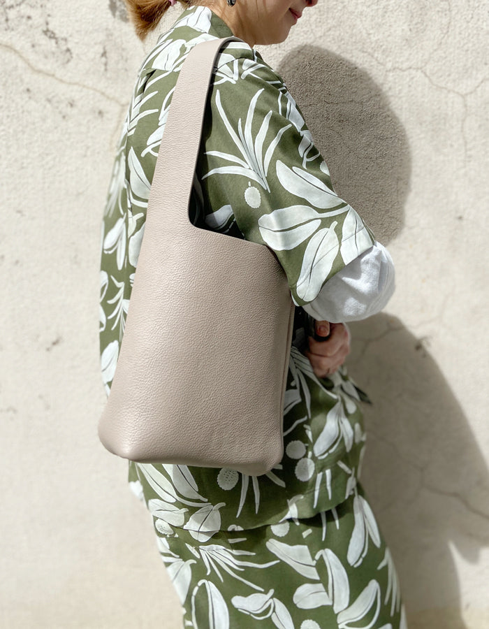 Aeta/PEBBLE GRAIN LEATHER SHOULDER XS(GRAT BEIGE)