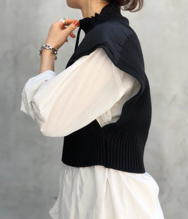 FUMIKA_UCHIDA/RIB KNIT PATCHED SLEEVELESS CROPPED SWEATER(BLACK)