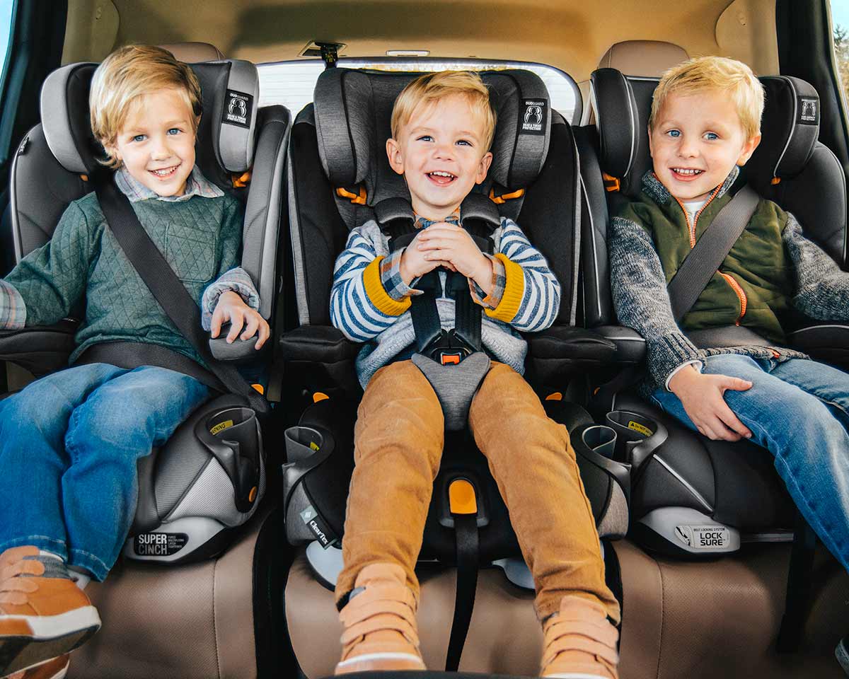 3 dečaka sede u auto sedištima