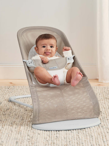 Beba sedi u njihalici za bebe