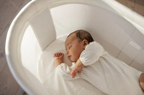 Beba spava u kolevci