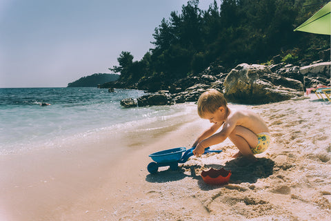 Dečak se igra na plaži