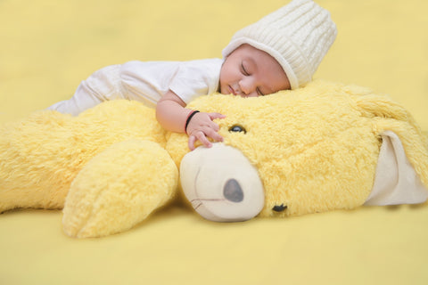 Beba spava na žutom medi