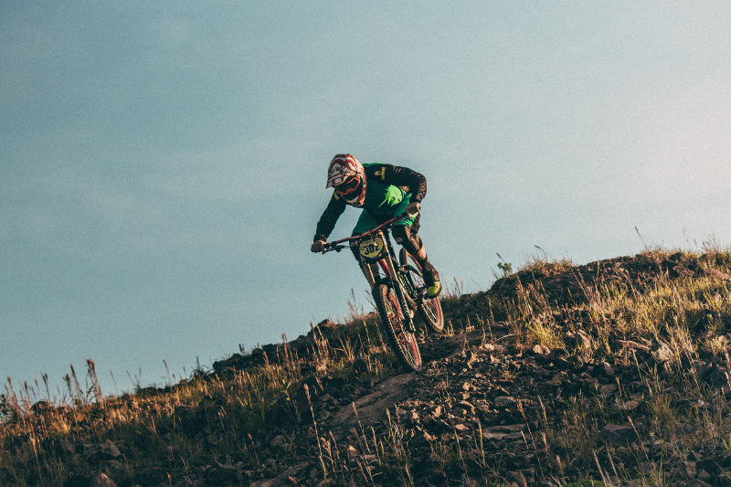 Un rider qui fait du VTT de descente 