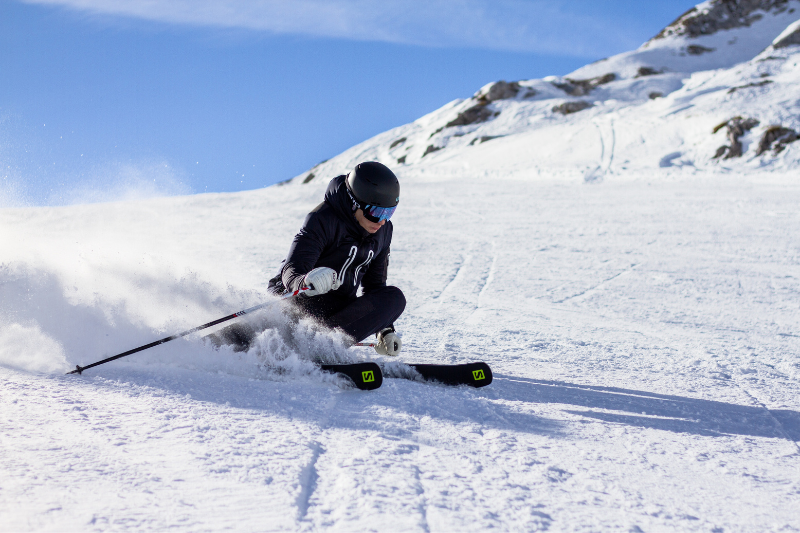 Virage, stabilité et équilibre, voilà à quoi servent les bâtons de ski