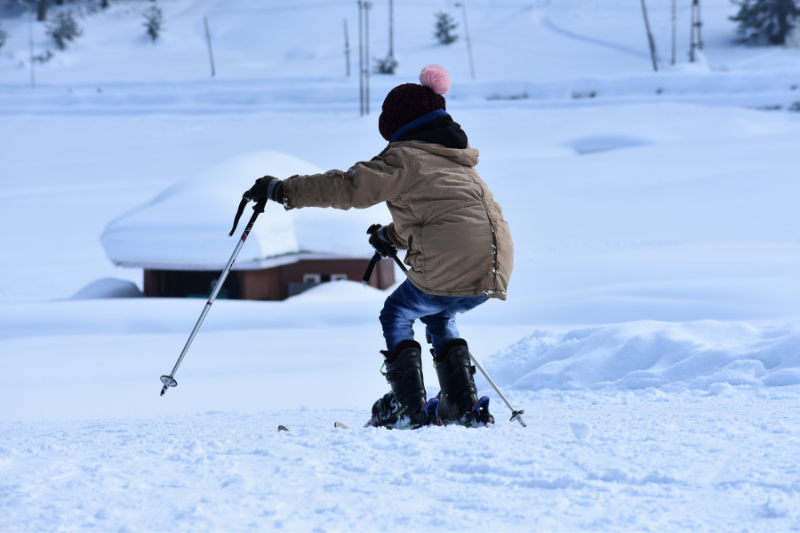 Choisir les bâtons de ski de son enfant dépend de son niveau et de sa taille