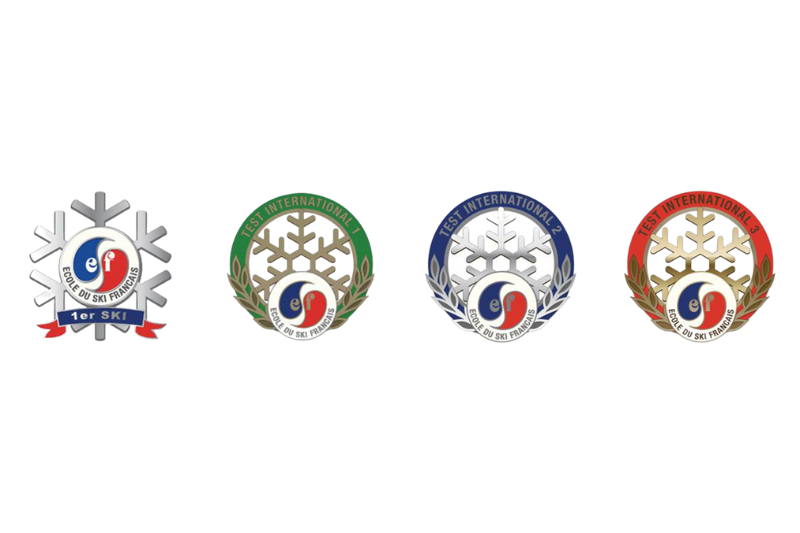 Le grade de ski débutant possède sa propre médaille ESF, comme les classes 1, 2 et 3 de ski