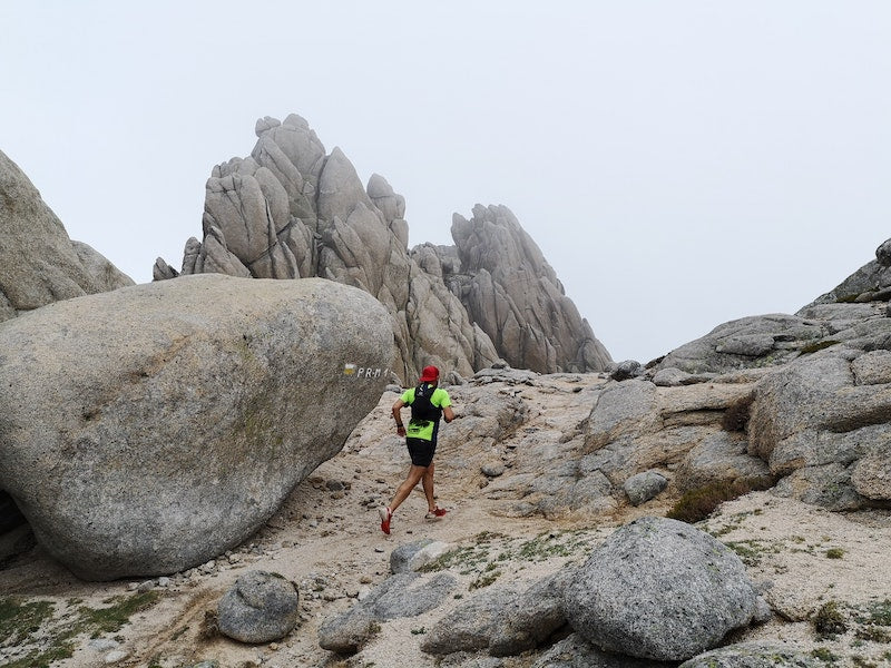 Un coureur durant un trail en montagne