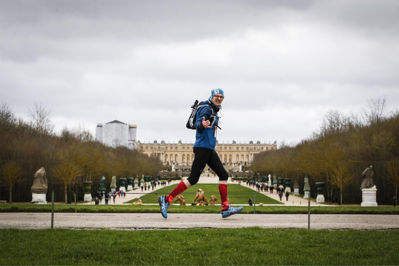 Traileur passant dans des jardins durant l’Eco Trail de Paris