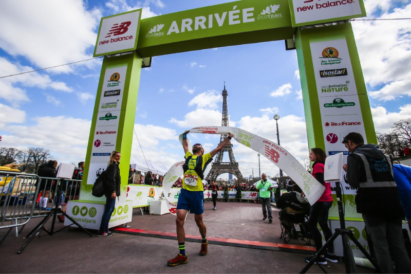 Traileur passant la ligne d’arrivée d’une épreuve de l’EcoTrail Paris 2022