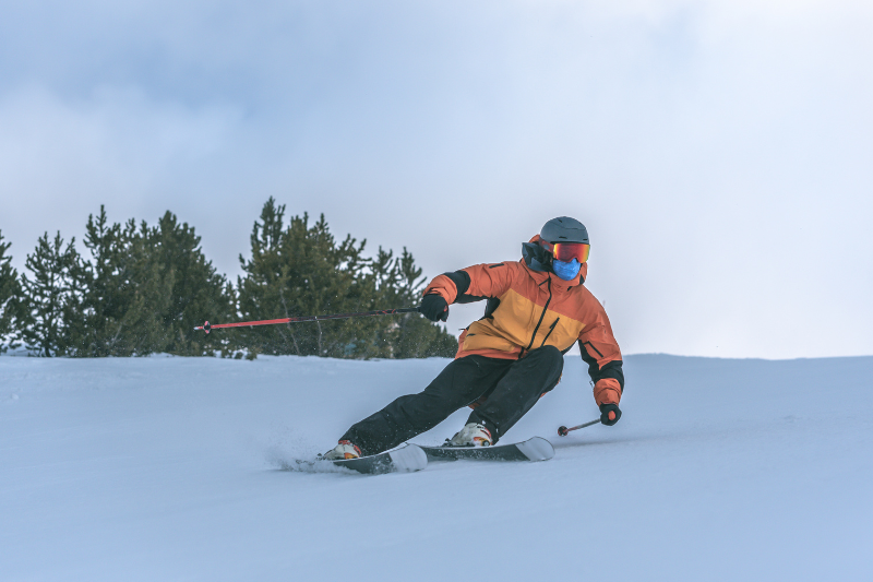 Le fartage permet à la semelle de ski de mieux glisser sur la neige