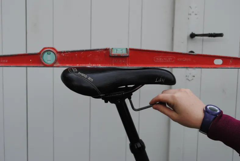 Photo d’un niveau à bulle déterminant l’inclinaison d’une selle de vélo