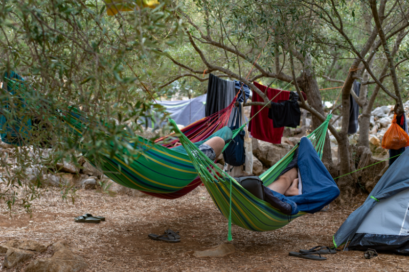 Le hamac est un accessoire indispensable en camping pour se détendre