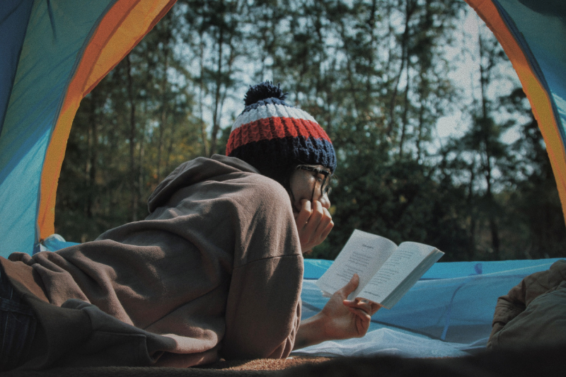 Incluez des livres ou de la musique dans votre liste de matériel de camping pour passer le temps