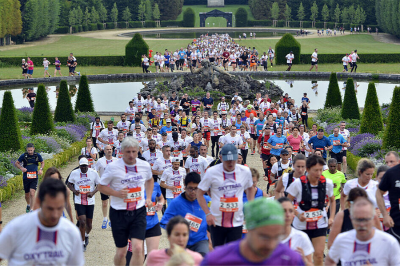 Photo de coureurs traversant les jardins du château de Champs-sur-Marne de l’Oxy’Trail