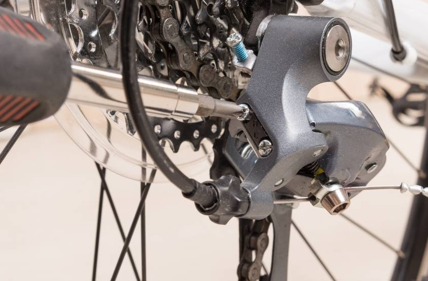 Les butées sont cruciales dans le réglage d’un dérailleur arrière Shimano, Sram, etc.