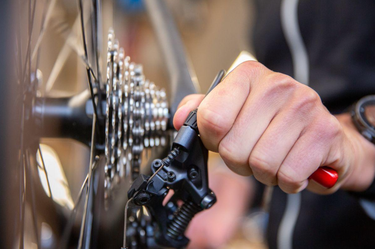 Pour finir de régler un dérailleur vélo, il faut remonter le câble de tension et faire un balayage