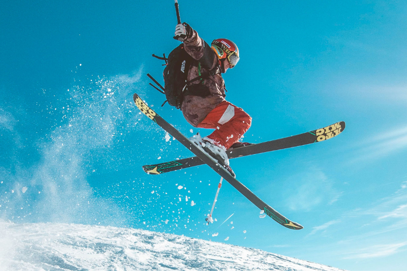 Skieur réalisant une figure