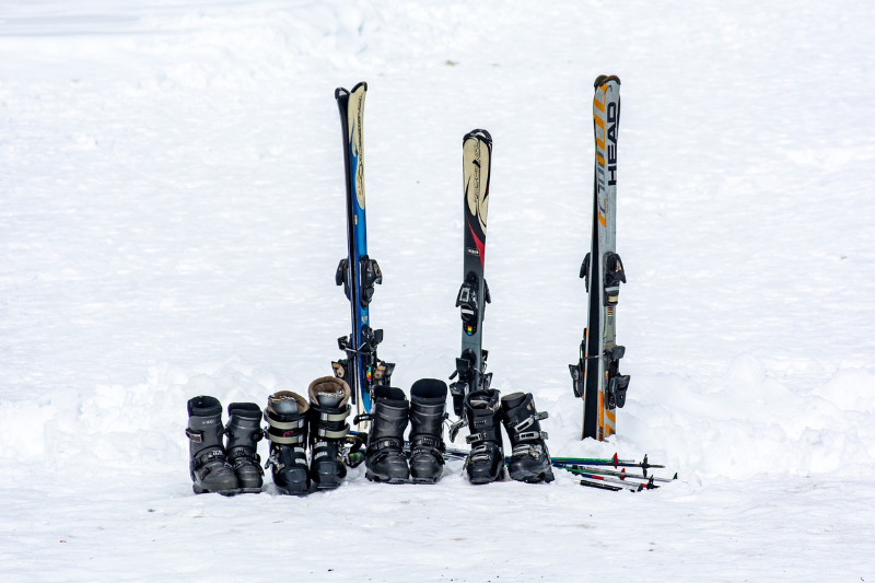 La taille du ski alpin varie selon la pratique du ski de loisir ou du ski de slalom
