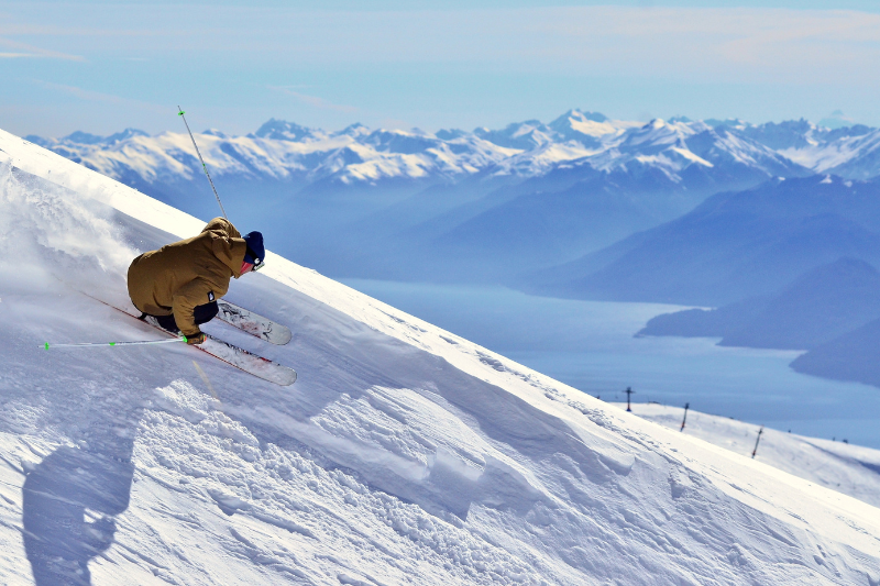 La taille du ski de piste est déterminée en fonction de la pratique du skieur